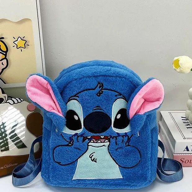 Stitch Aventurierul 🎒💙 – Ghiozdanul Pufoșel ce Îți Ține Secretele și Zâmbetele! ✨🌸