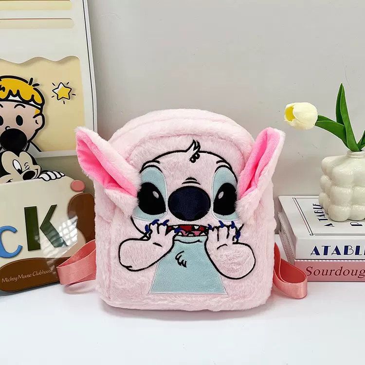 Stitch Aventurierul 🎒💙 – Ghiozdanul Pufoșel ce Îți Ține Secretele și Zâmbetele! ✨🌸